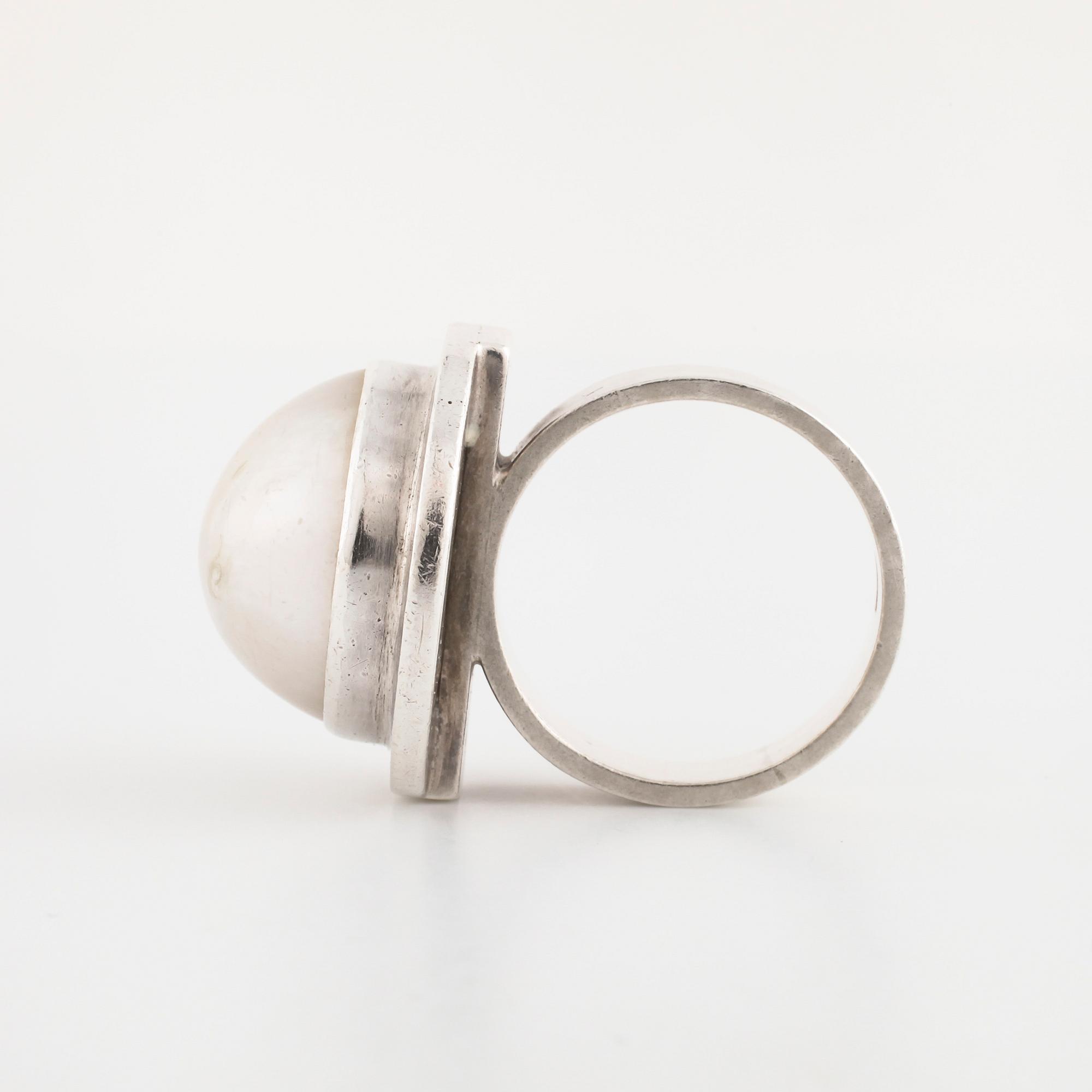 CECILIA JOHANSSON, Göteborg, 1985, ring med mabé pärla.