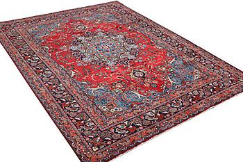 A Kashan carpet, c. 331 x 243 cm.