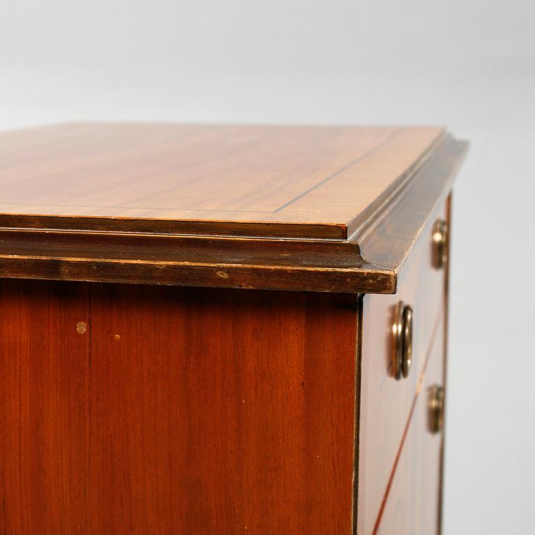 A 1920/30s chest of drawers.