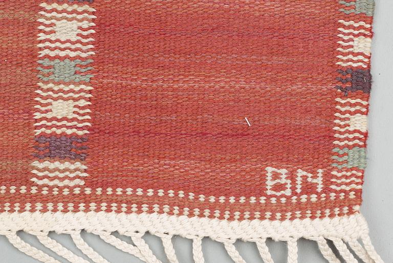 MATTA. "Falurutan, röd". Rölakan (flat weave). Signed AB MMF BN (AB Märta Måås-Fjetterström, Barbro Nilsson).