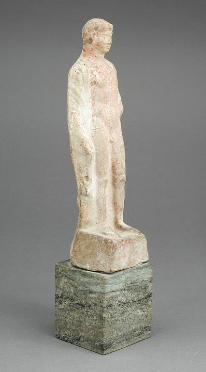 VOTIVFIGUR/KOUROS, terrakotta, möjligen Arkaisk tid 800-480 f.Kr.