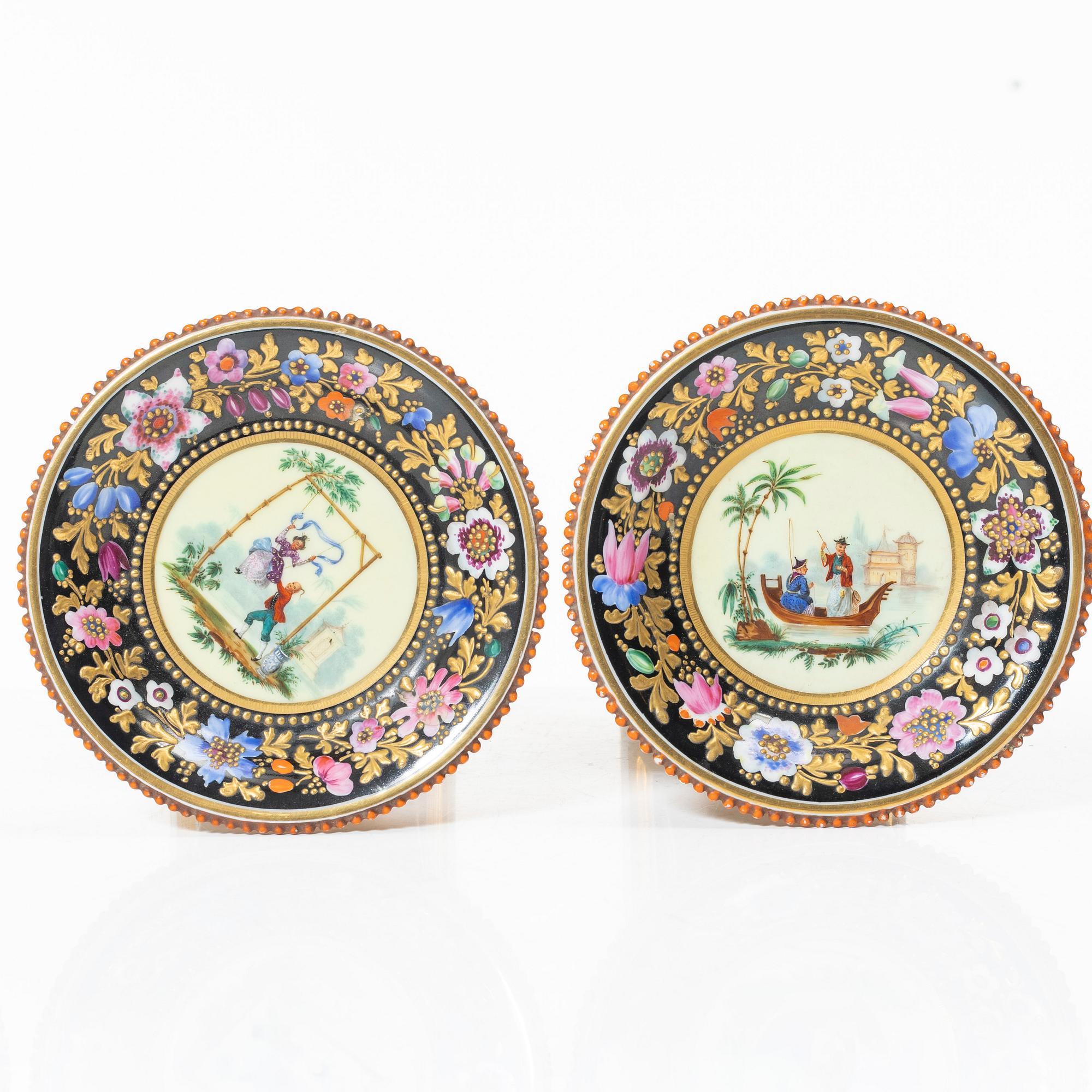 A pair of porcelain table decorations/tazzas, Russia, 19th Century.