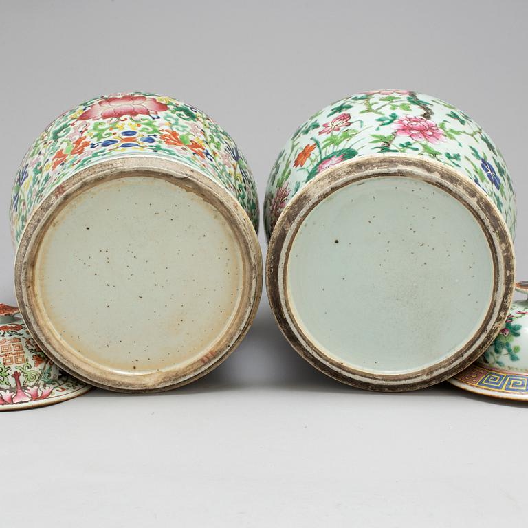 Two large famille rose vases with covers, Qing dynasty, circa 1900.