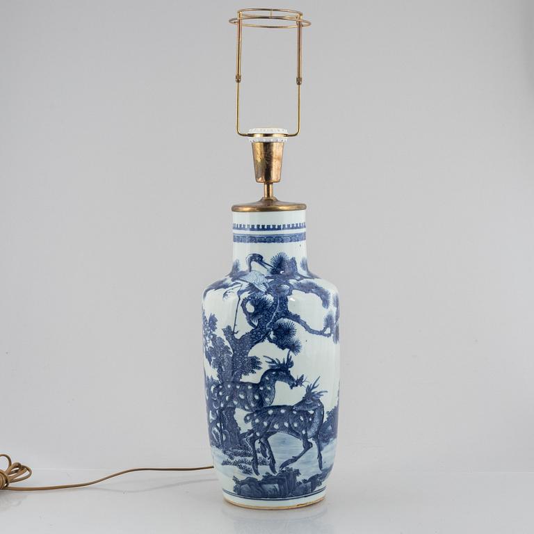 Vas, omarbetad till bordslampa, porslin, Kina, Qingdynastin, 1800-tal.