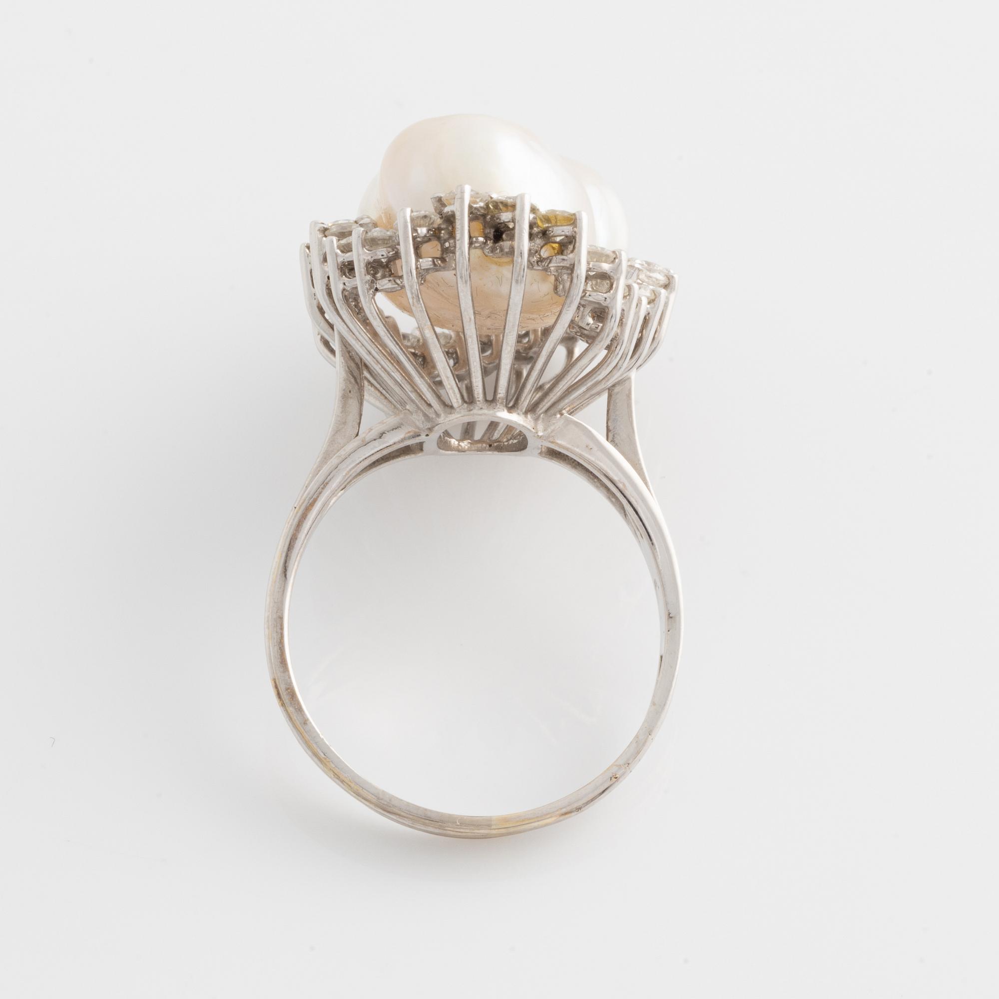 Ring 18K guld med en barock odlad pärla samt runda briljantslipade diamanter.