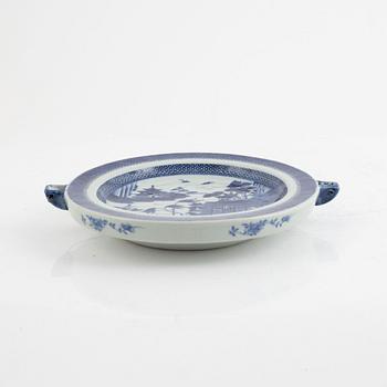 A serving dish, a hot water dish and two small dishes, 18th-19th century.