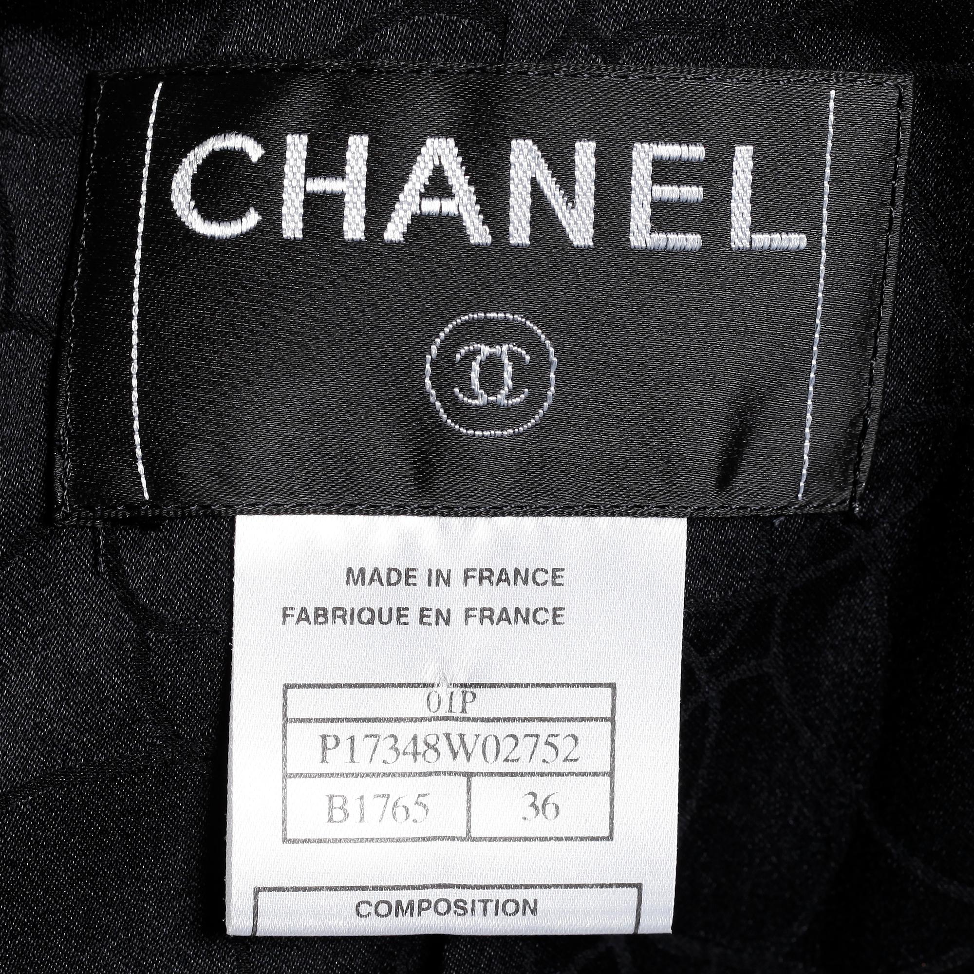 CHANEL, tredelad dräkt bestående av kavaj, blus samt kjol, vår 2001.