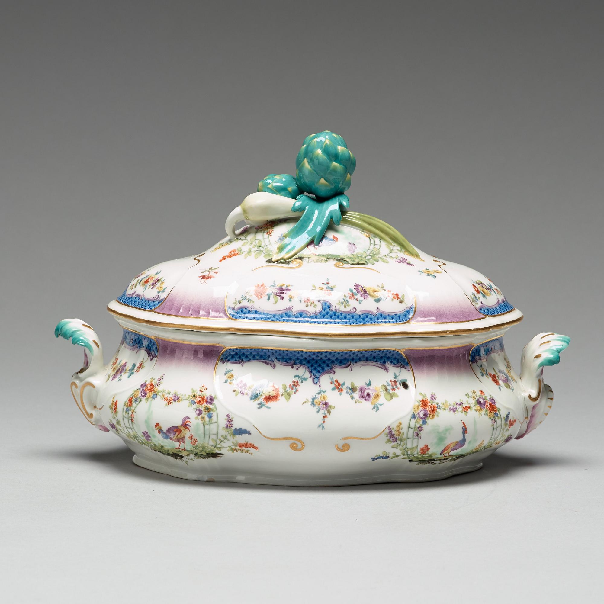 TERRIN med LOCK och FAT, porslin. Meissen, 1700-tal.