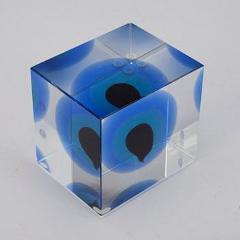 ÅRSKUB, glas, signerad Oiva Toikka, Nuutajärvi 1998, numrerad 498/2000.