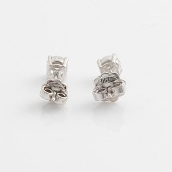 Örhängen med briljantslipade diamanter, medföljande GIA dossier.