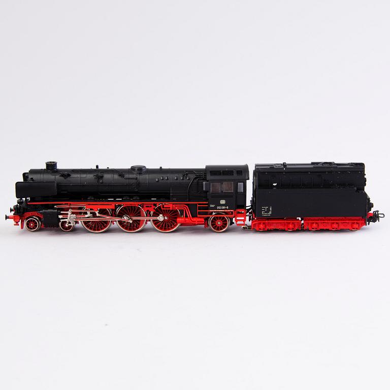 MÄRKLIN, sähkövetureita, 2 kpl ja vaunu, Saksa.