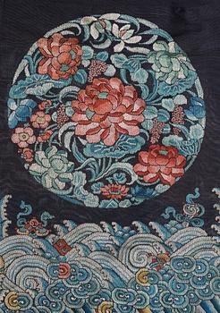 ROBE, silk. Height 124 cm. China around 1900.