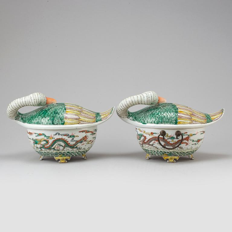 TERRINER med LOCK, två stycken, porslin. Kina, 1900-tal.