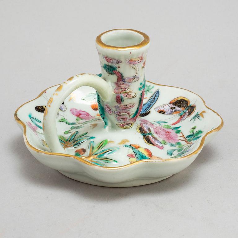 A blue and white saucer with a famille rose Canton candle holder, Qing dynasty, Qianlong and 19th century.