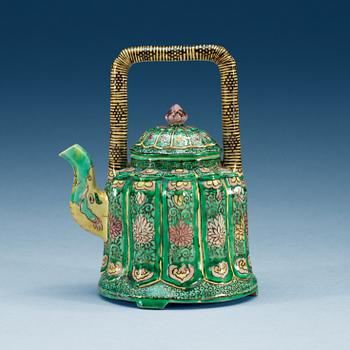 1446. A famille verte biscuit wine-pot and cover, Qing dynasty, Kangxi (1662-1722).