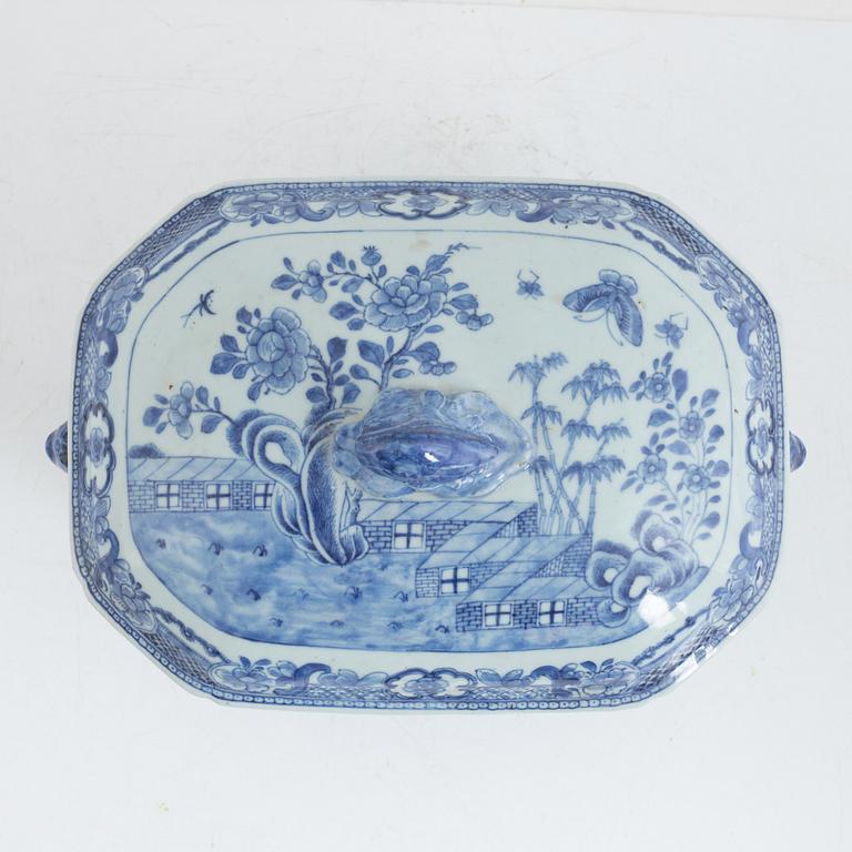 Terrin med lock, porslin, Kina, Qingdynastin, Qianlong (1736-95).