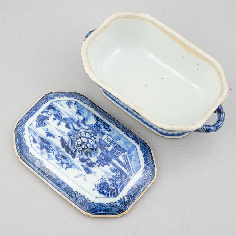 A blue and white butter tureen with cover, Qing dynasty, Qianlong (1736-95).