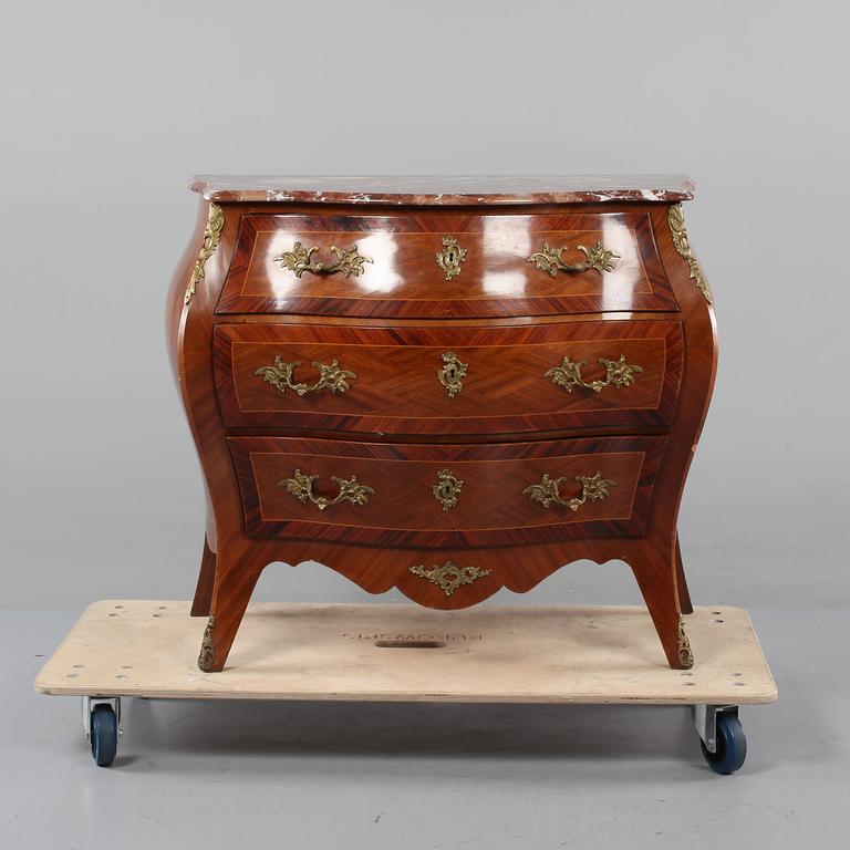 BYRÅ, rokokostil, omkring 1900-talets mitt.