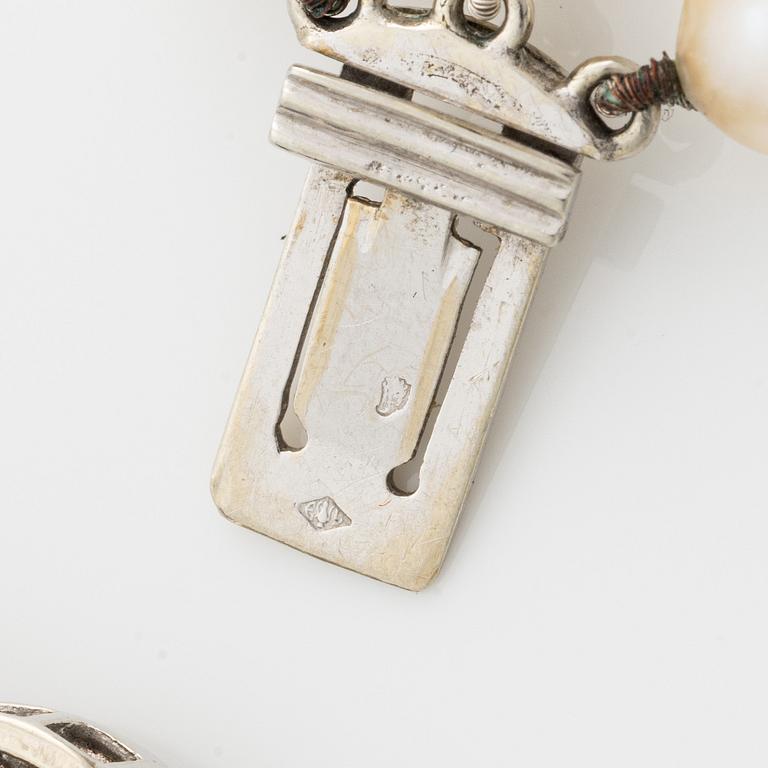 Necklace with cultured pearls clasp 18K white gold with round brilliant-cut diamonds.