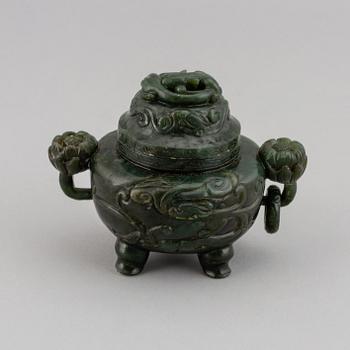 A Chinese bowenite/serpentine censer with cover, first half of 20th Century.