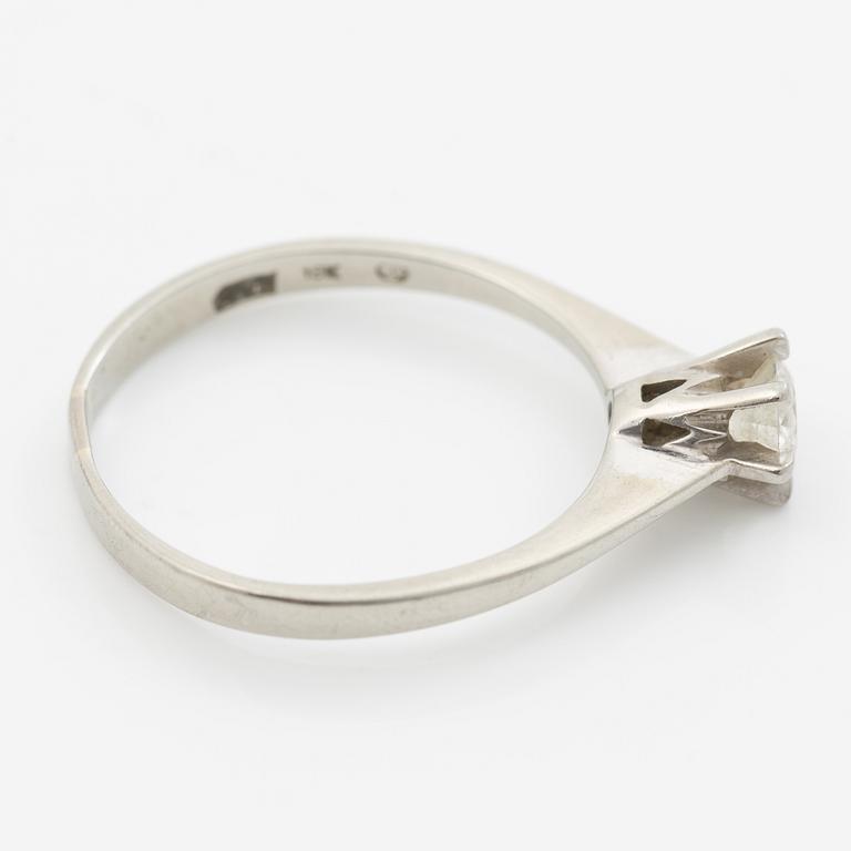 18K white gold ring with a brilliant-cut diamond.
