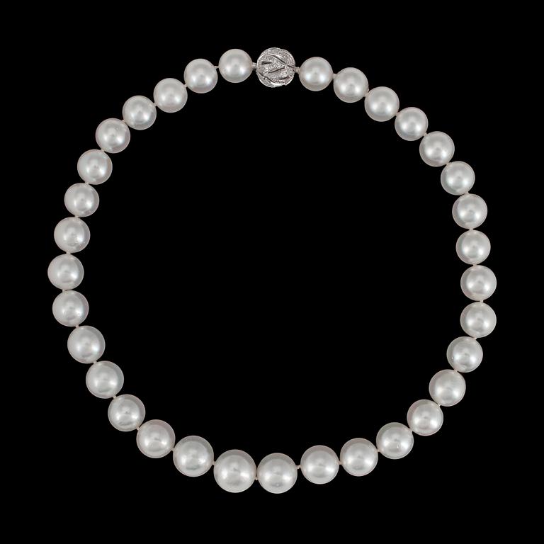 COLLIER, odlade South sea pärlor, 14,9-12,2 mm, med kullås med briljantslipade diamanter, tot. ca 1.20 ct.
