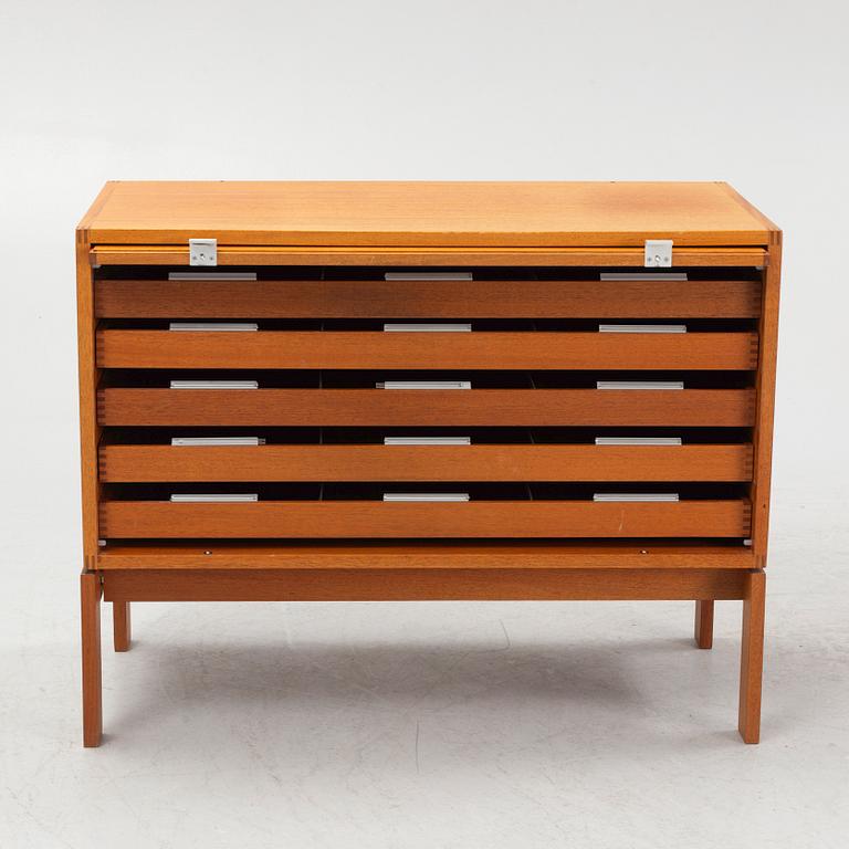 Henning Jensen and Torben Valeur, Desk with pedestal, M40 series, Fritz Hansen, second half of the 20th century.
