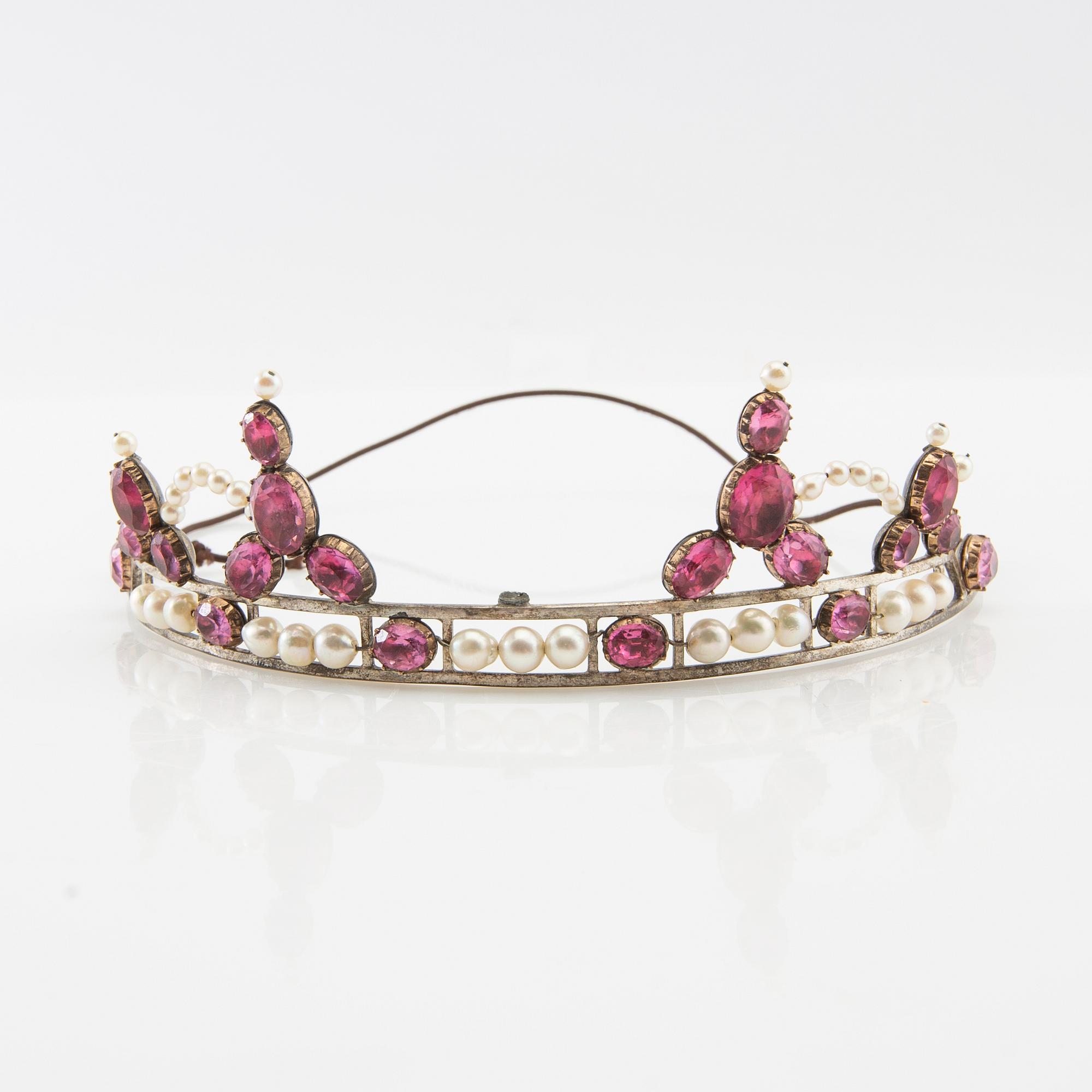 Tiara av silver med odlade pärlor och rosa fasetterat glas, ring av silver med syntetisk rosa safir, Hässleholm 1964.