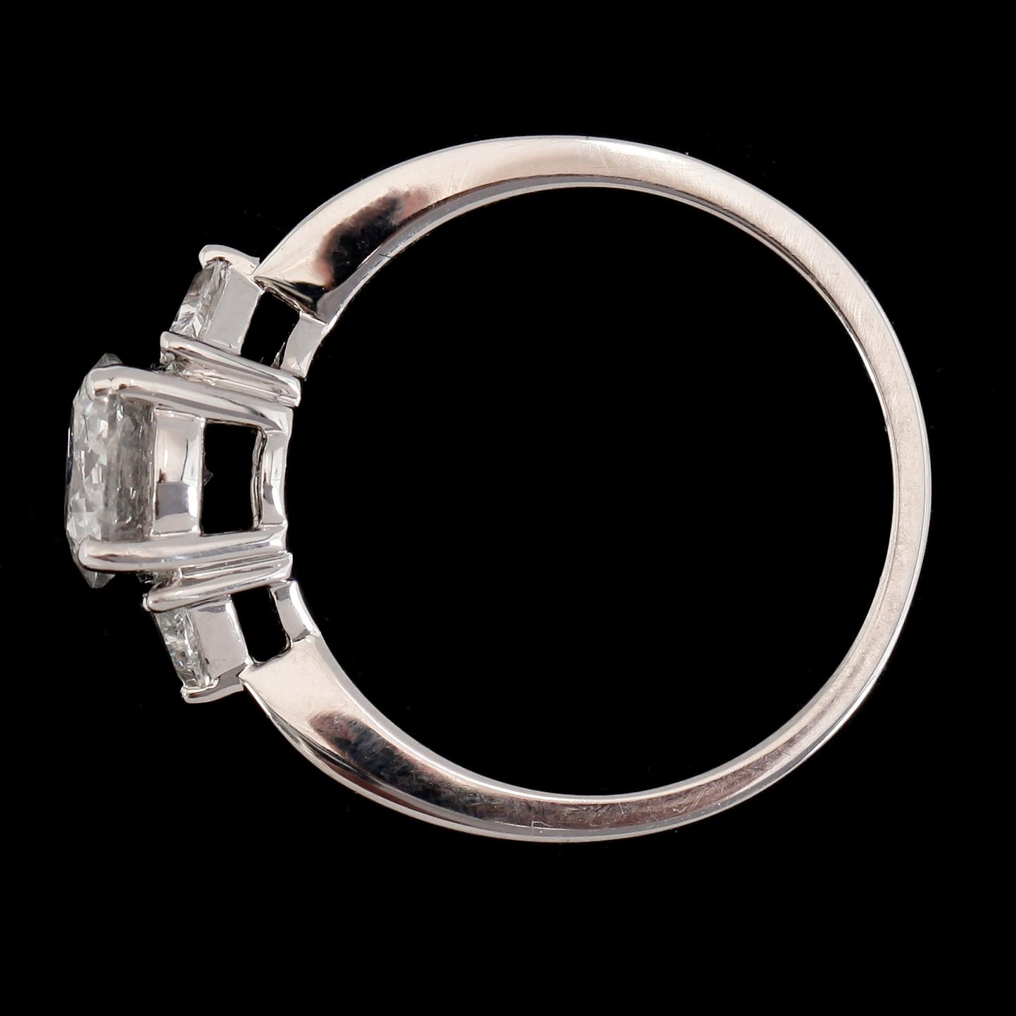 RING, 18K vitguld, olikslipade diamanter tot ca 1.12 ct.