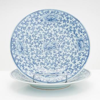 A pair of early 20th-century Chinese  porcelain dishes.