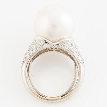 Ring, cocktail ring 18K white gold with a cultured South Sea pearl and brilliant-cut diamonds.