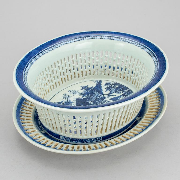 GALLERSKÅL MED FAT, porslin, Kina, tullmärkning, 1880-tal.