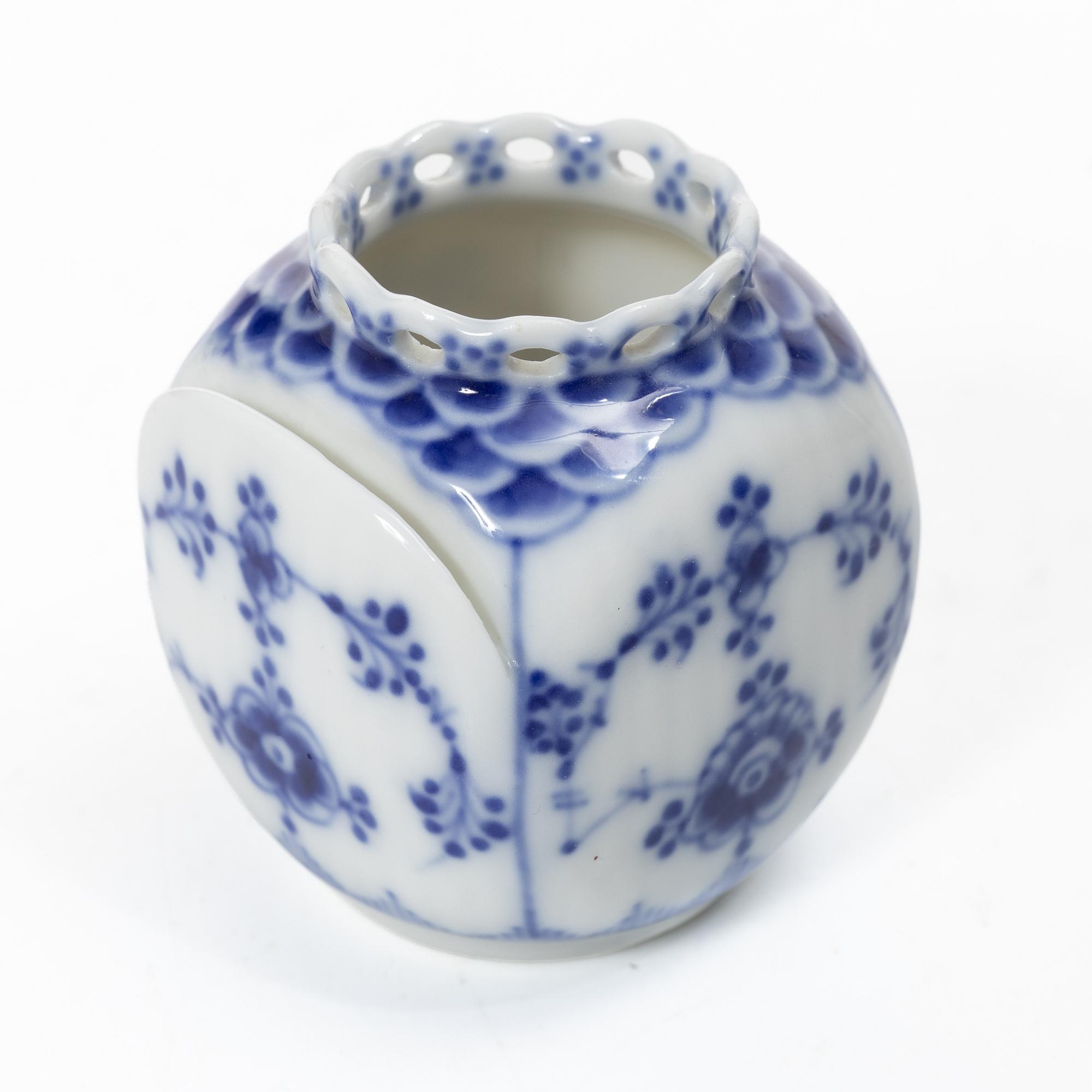 Royal Copenhagen, Kuvertvas, porslin, "Musselmalet", Danmark.