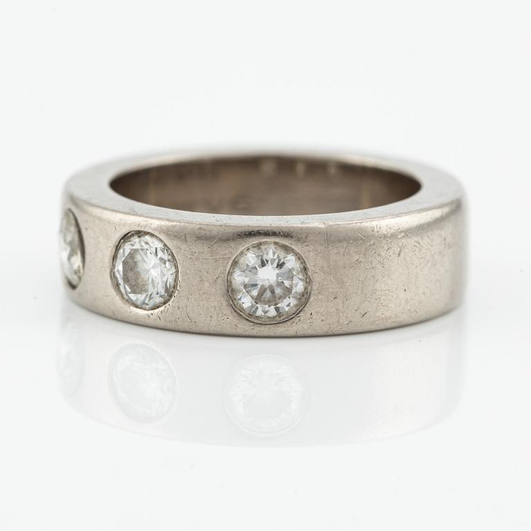 Ring, 18K vitguld, halvallians med tre briljantslipade diamanter, totalt 0,95 ct.