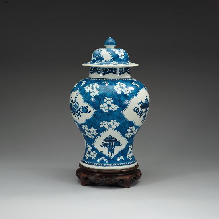 KRUKA med LOCK, porslin. Qing dynastin, Kangxi (1662-1722).