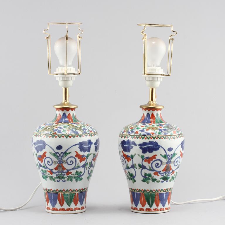 BORDSLAMPOR, ett par, porslin, Kina, 1800/1900-tal.