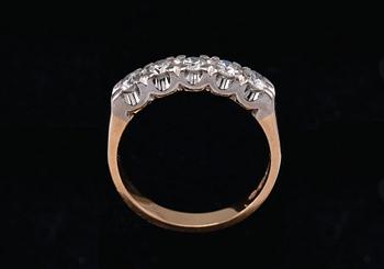 RING, briljantslipade diamanter ca 0.57 ct. W/vs 18K guld. Sandberg 1996. Storlek 17-, vikt 4,6 g.