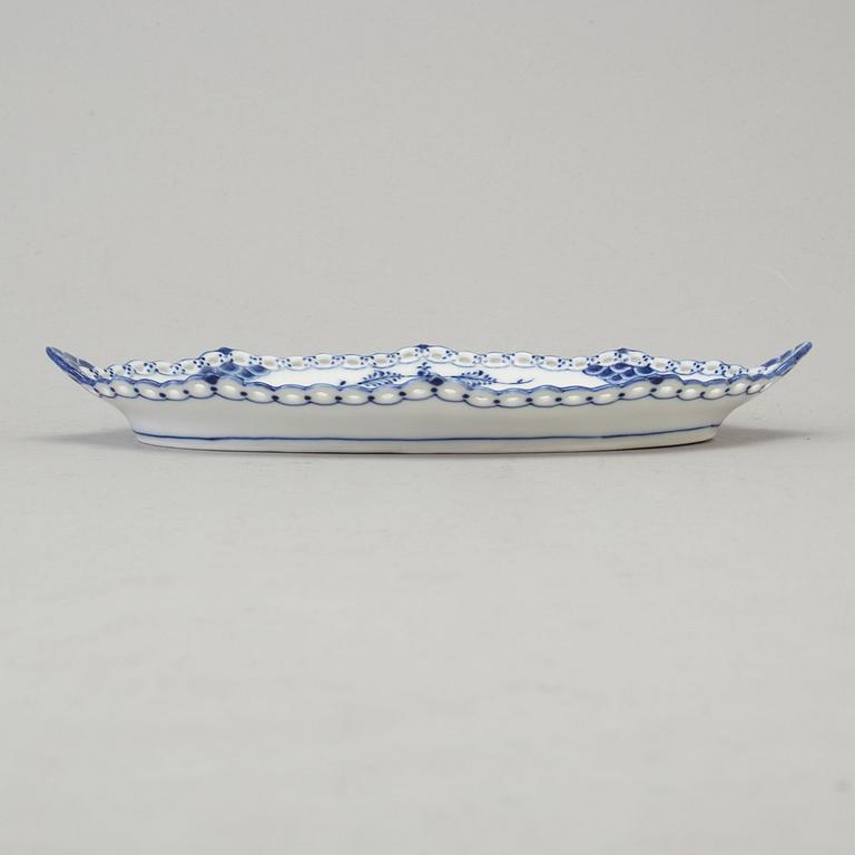 21 pieces of porcelain tableware from Royal Copenhagen, model "Musselmalet", 20th century.