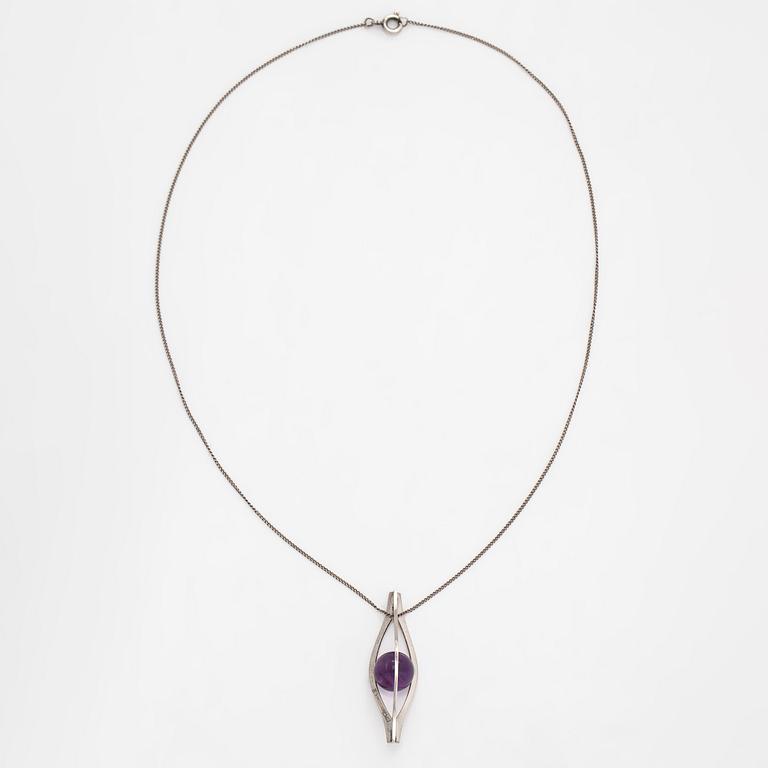 Elis Kauppi, a silver pendant and amethyst, Kupittaan Kulta, Turku 1962. With chain.