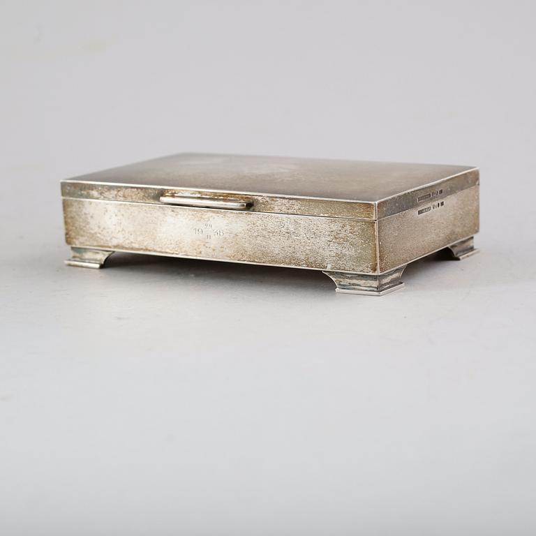 DOSA, silver, CF Carlman, Stockholm 1938. Vikt ca 334 gram.