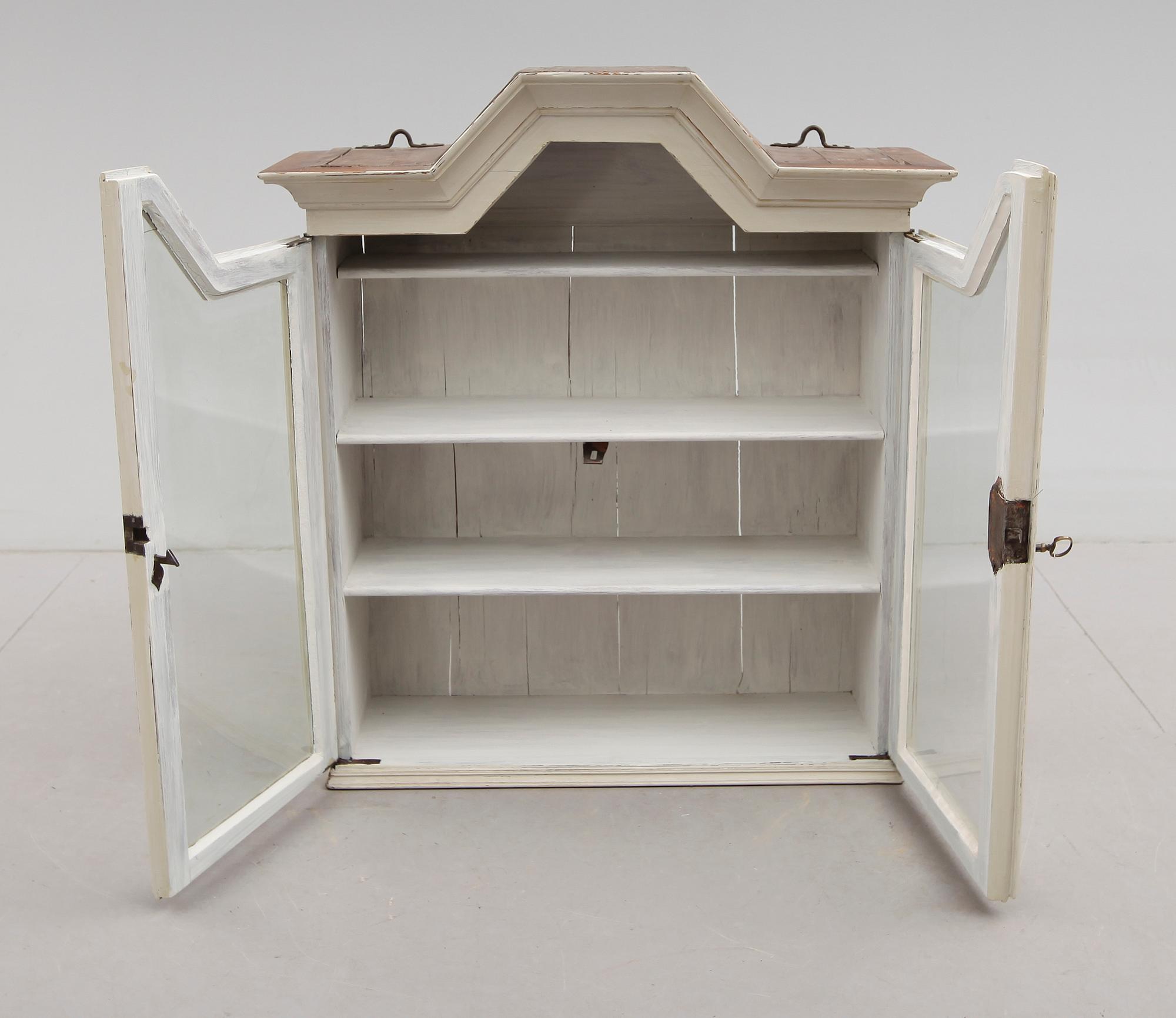 HÄNGSKÅP, allmoge, 1800-talets första hälft.