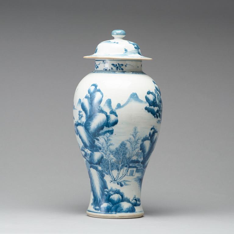 A blue and white porcelain jar with cover, Qing dynasty, Qianlong (1736-95).