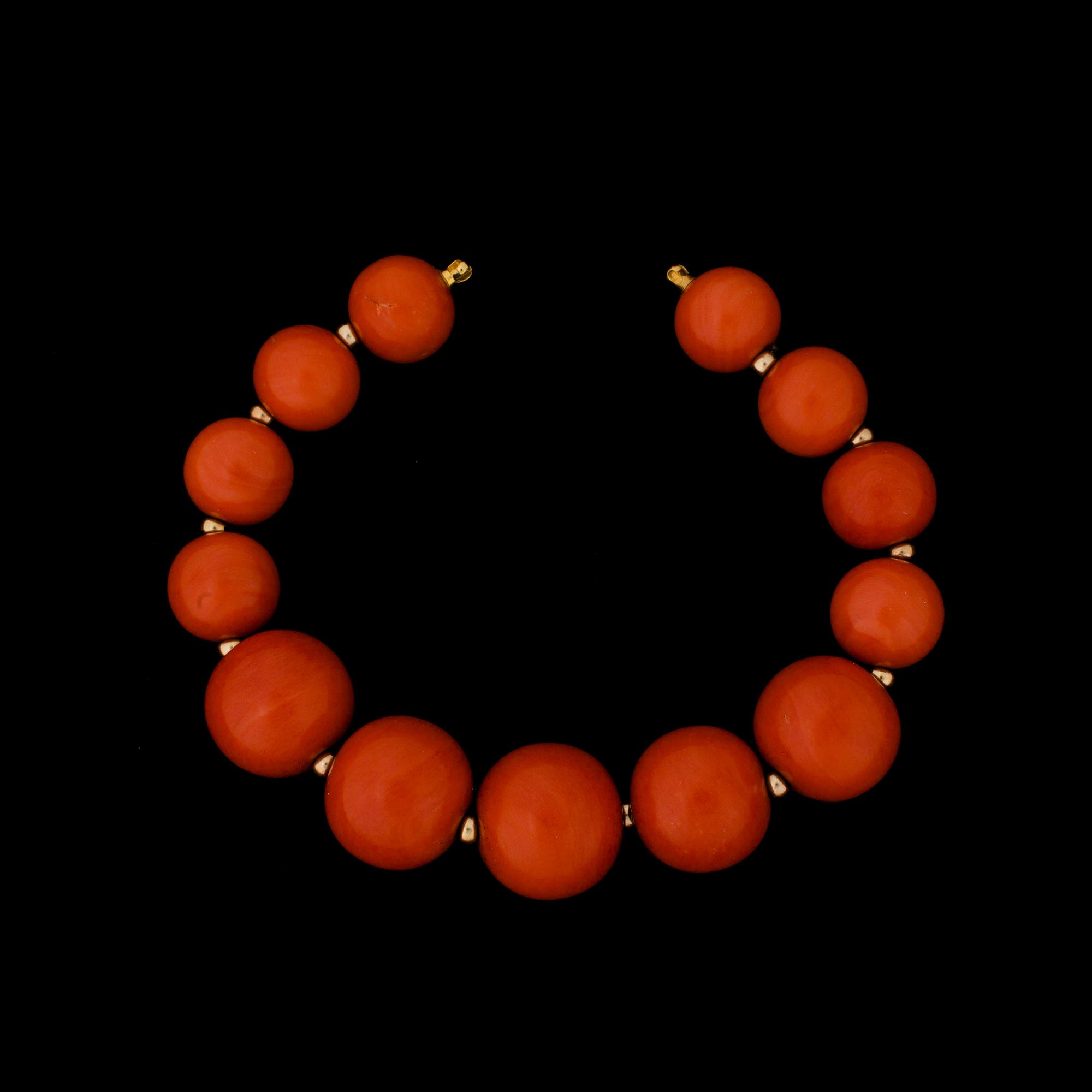 GARNITYR/COLLIER, korall. 1900-talets första hälft.