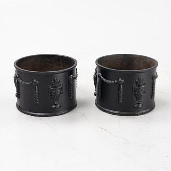 Trädgårdsurnor, ett par, gjutjärn, 1900-talets andra hälft.