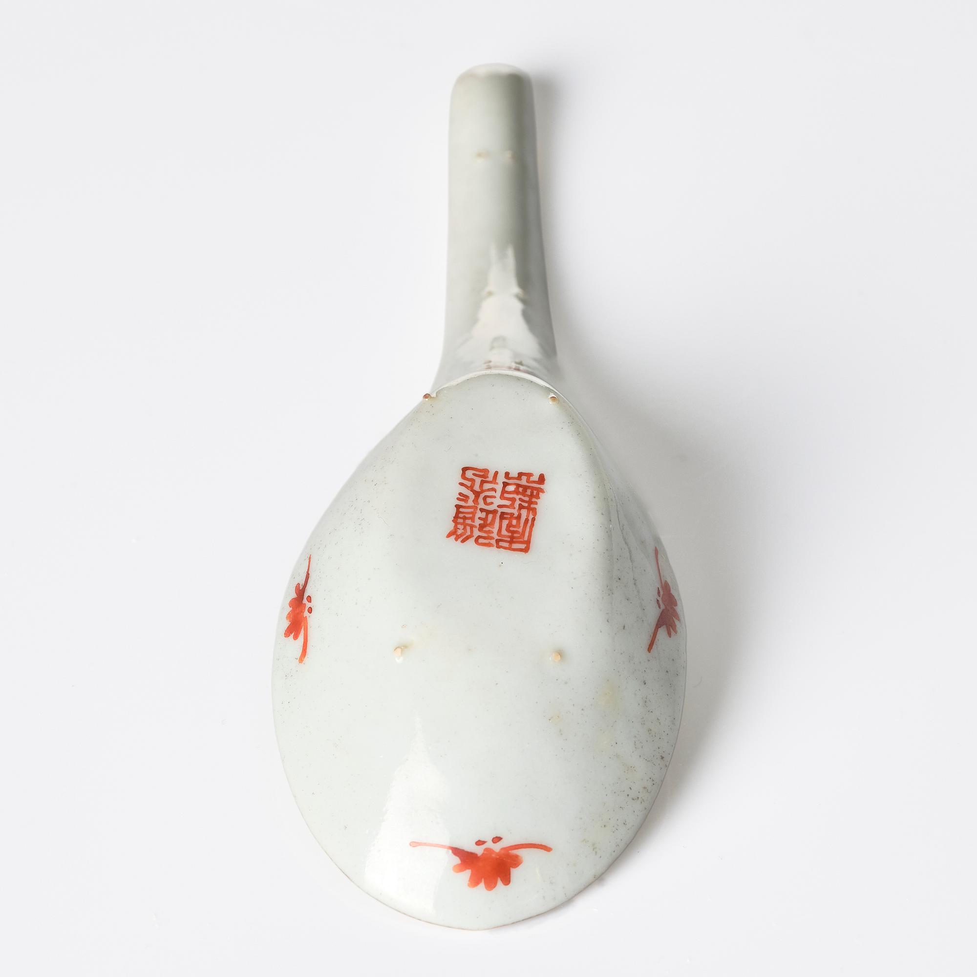 A Chinese porcelain dish and a spoon, late Qing dynasty / around 1900.