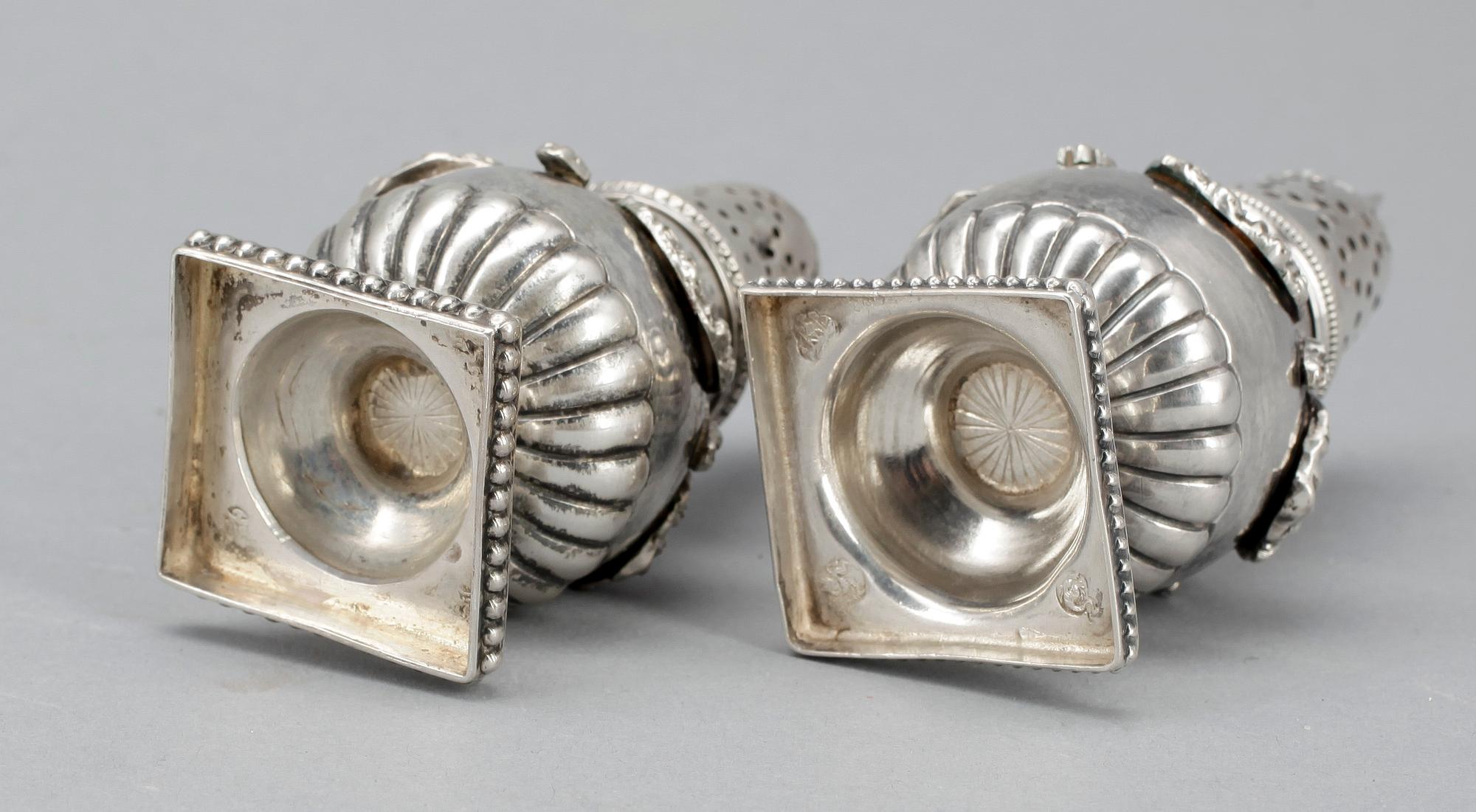 STRÖARE, ett par snarlika, silver, oidentifierade stämplar, omkring 1900. Vikt ca 110g.
