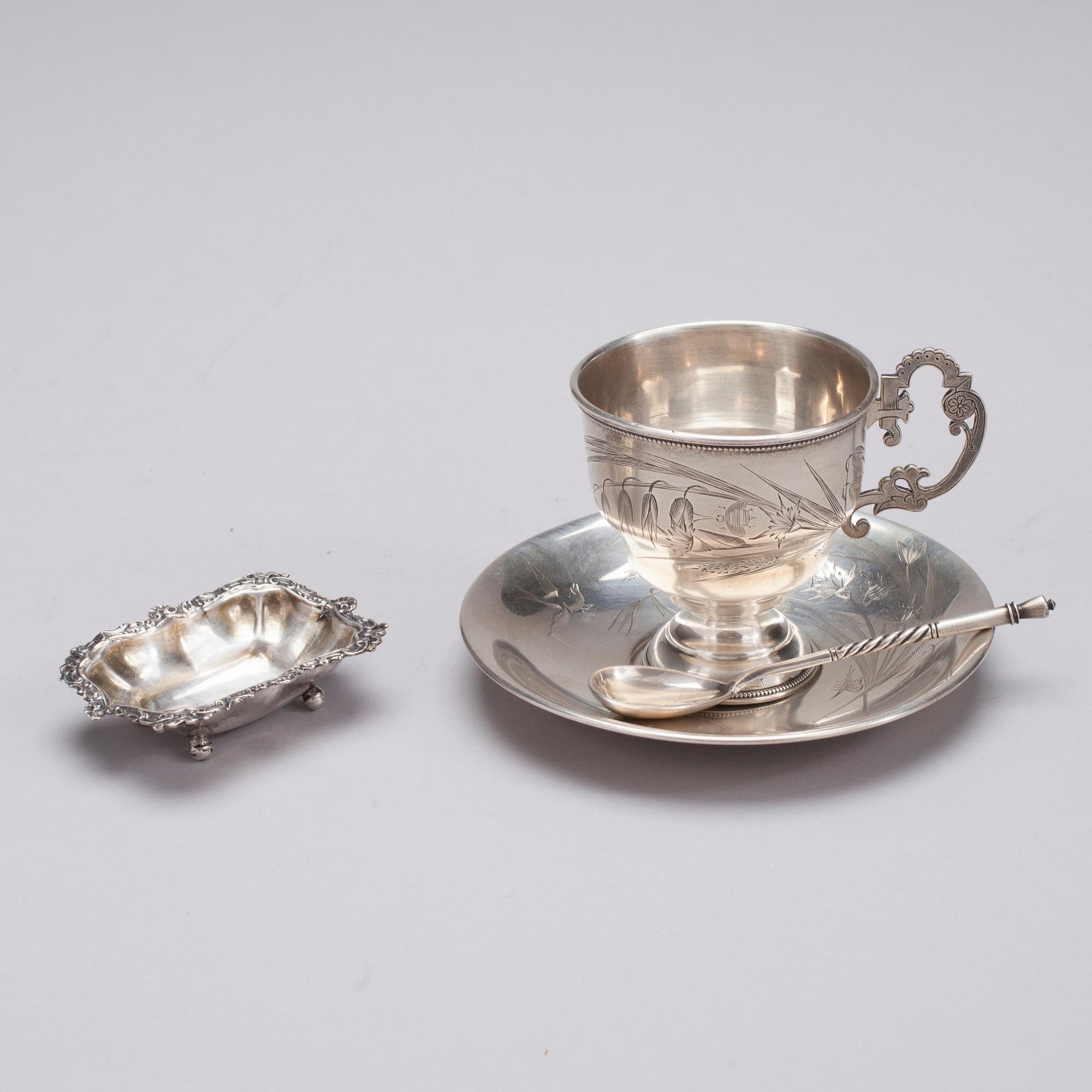 KAFFEKOPP med KAFFESKED och SYNÅLSSKÅL, silver, Ryssland 1800-talets slut. Totalvikt 192,8 g.