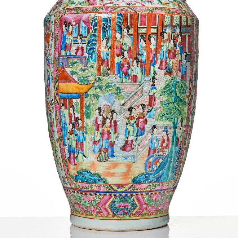 A large Canton famille rose vase, Qing dynasty, 19th Century.