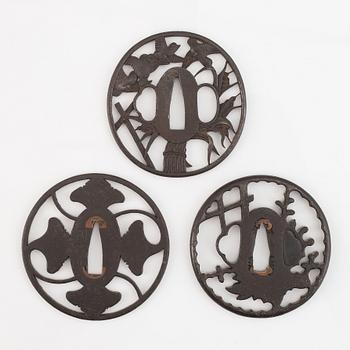 Tsuba, 3 st, järn. Japan, Sen Edo, en signerad Kunihiro.