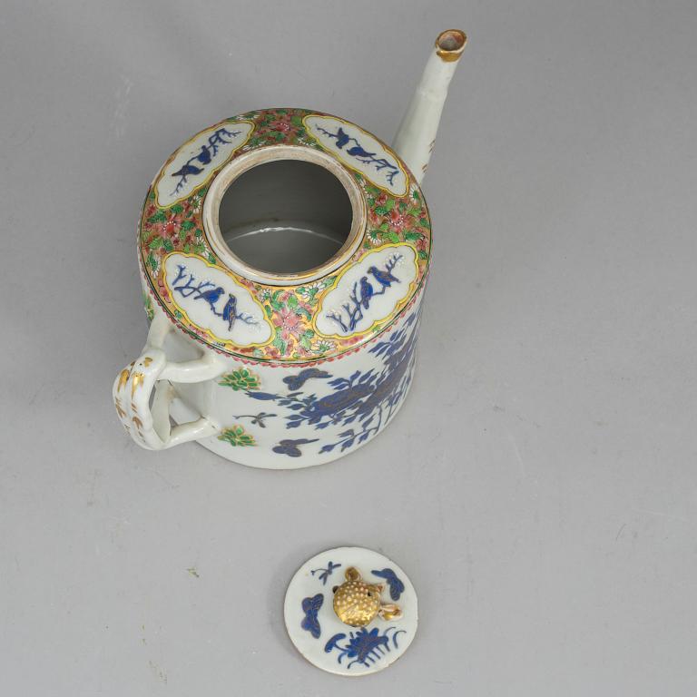 A large famille rose teapot with cover, Qing dynasty, late 19th century.